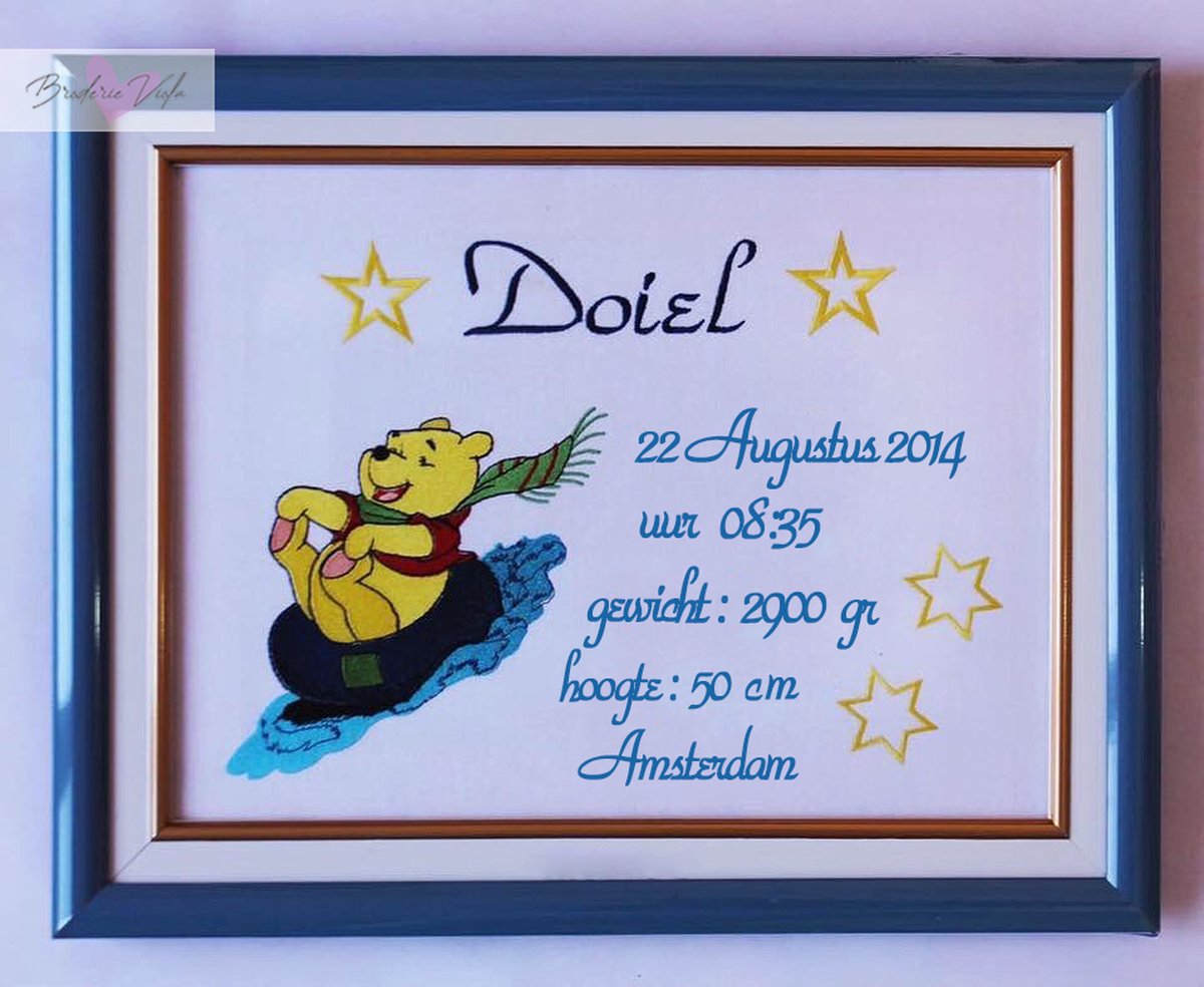 Persoonlijk borduurwerk in een frame met het karakter van Winnie de Poeh 35x45cm/ Personalized embroidery frame with character of Winnie-the-Pooh 35x45cm