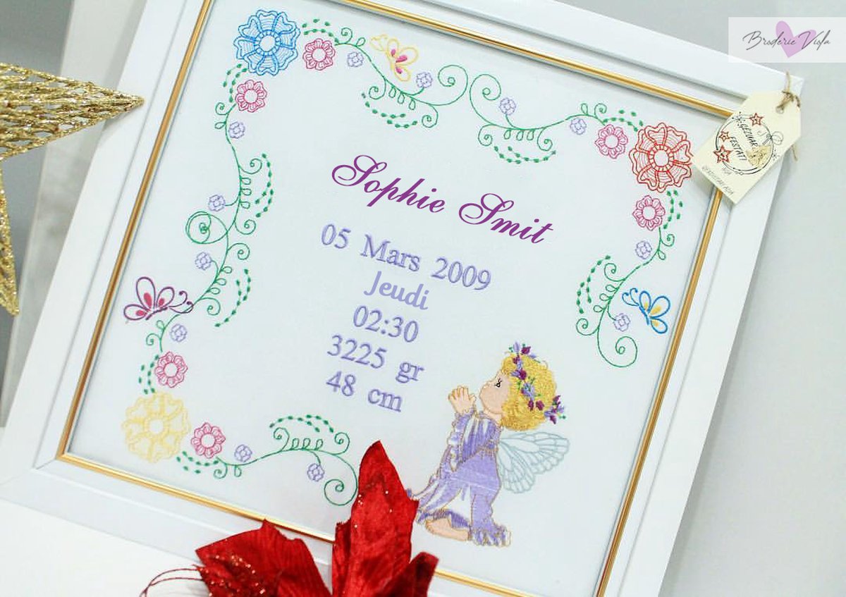 Persoonlijk cadeau borduurwerklijst met een engel en bloemen in paars 35x45cm/ Personalized gift embroidery frame with an angel and flowers in purple 35x45cm