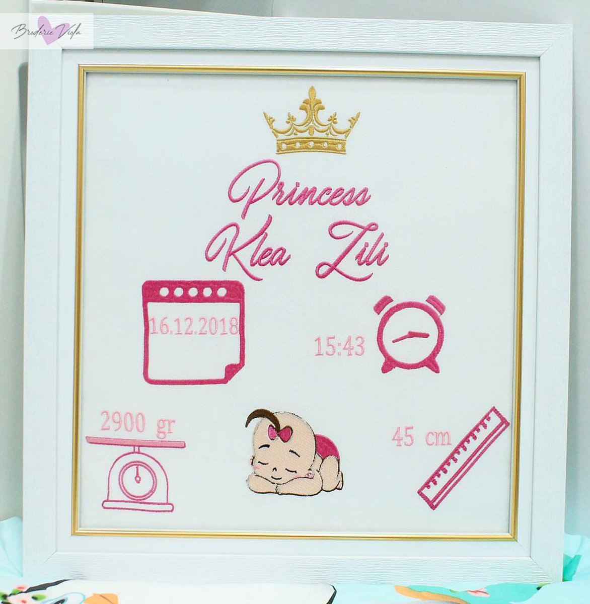 Persoonlijk cadeauborduurwerk in een frame met een baby 30x40cm/ Personalized gift embroidery frame with a baby 30x40cm