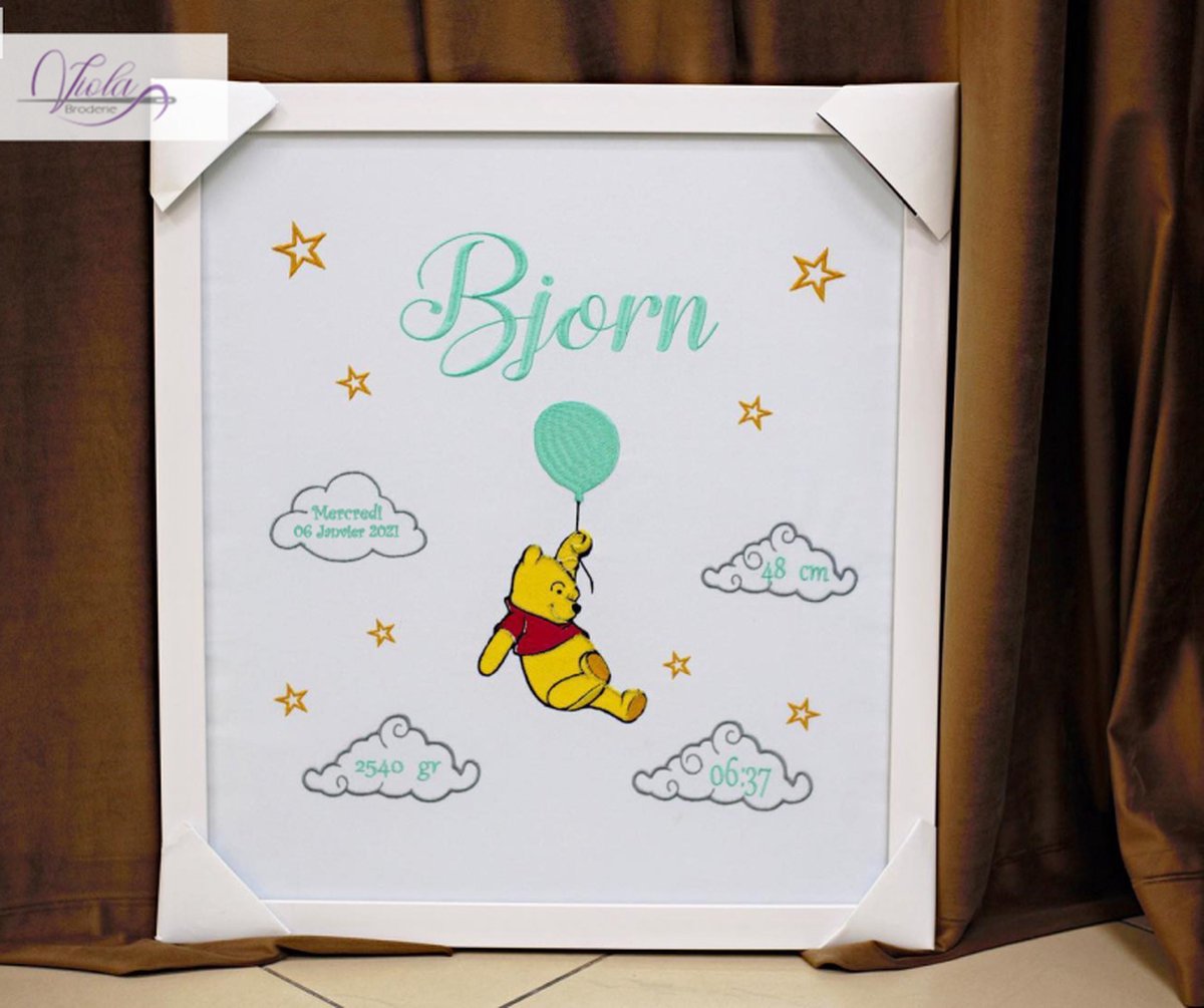 Persoonlijk cadeauborduurwerk in een frame met het karakter van Winnie de Poeh 30x40cm/Personalized gift embroidery frame with character of Winnie-the-Pooh 30x40cm
