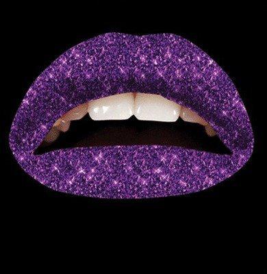 Paarse glitter lip tattoo