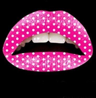 Roze met witte stippen lip tattoo