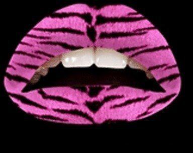 Roze tijger lip tattoo