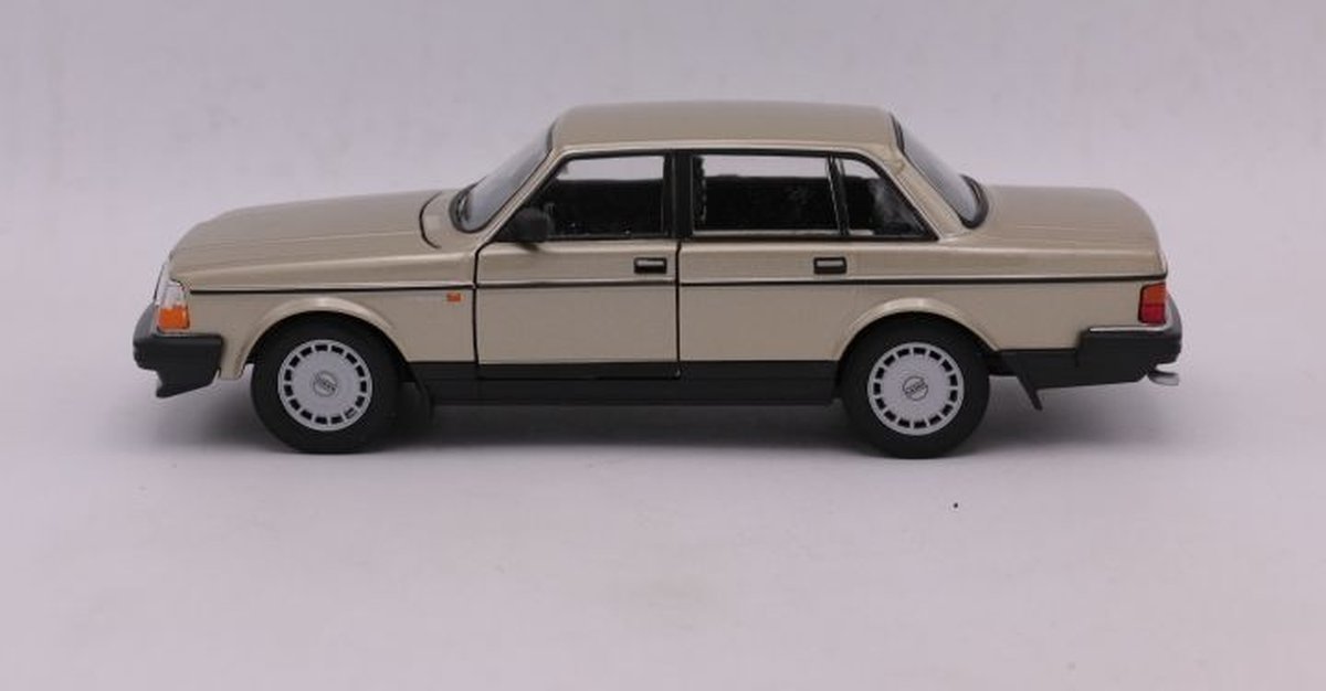 Volvo 240 GL Gold