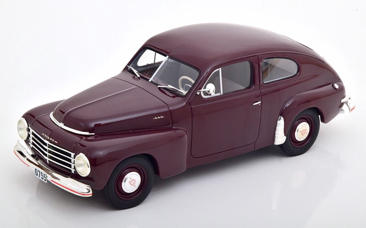 Volvo PV444 1952 Maroon 1-18 Cult Scale Models (Resin)