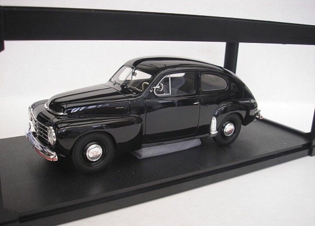 Volvo PV444 Black 1952 1-18 Cult Scale Models (Resin)