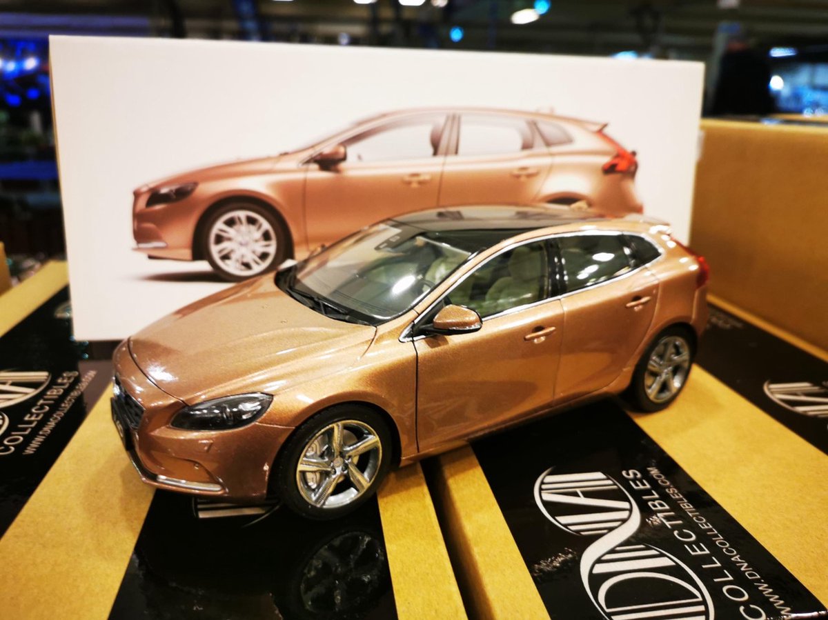 Volvo V40 2014 Brons Metallic 1-18 Paudi Models