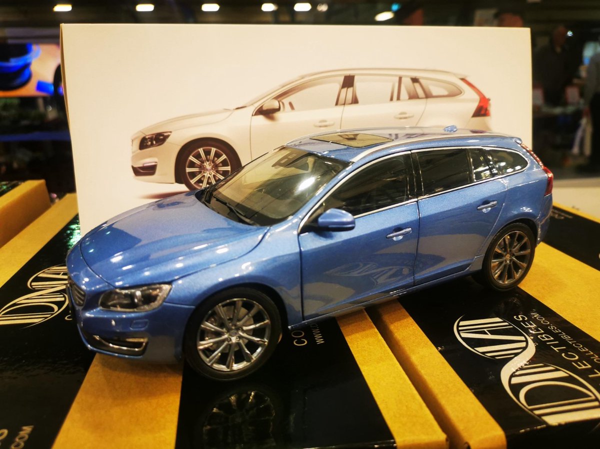 Volvo V60 2015 Blauw Metallic 1-18 Paudi Models