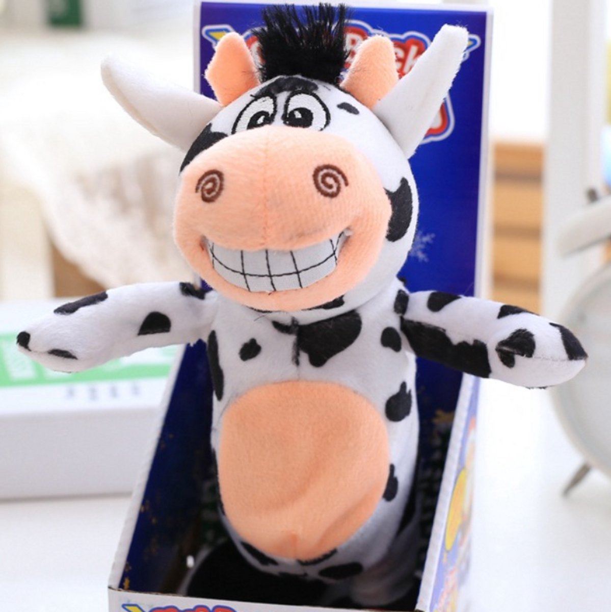 WK Kids Interactieve Pratende Zwart-Witte Koe Knuffel – 21cm – Met Opnamefunctie, 120 Engelse Liedjes & Lopen – Elektronisch Speelgoed voor Kinderen - 3xAAA batterijen