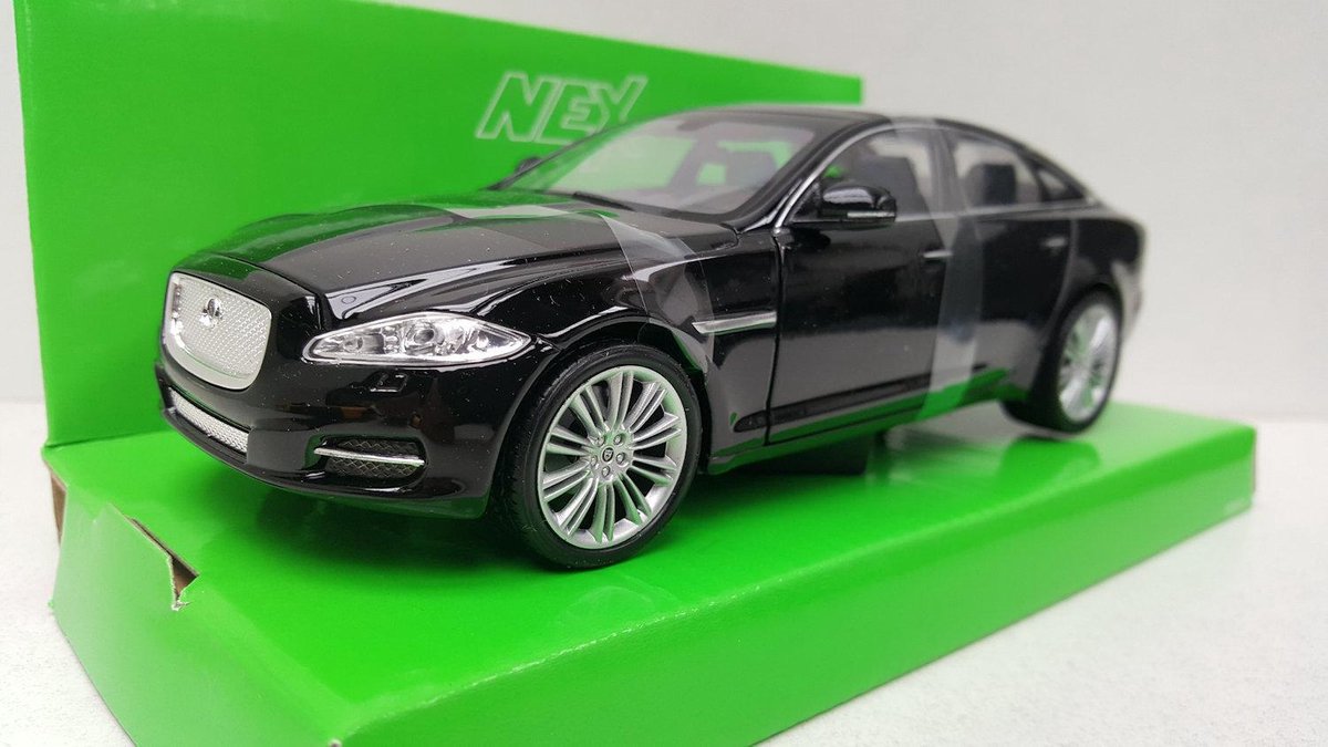 Jaguar XJ 2010 zwart metallic 1:24 Welly