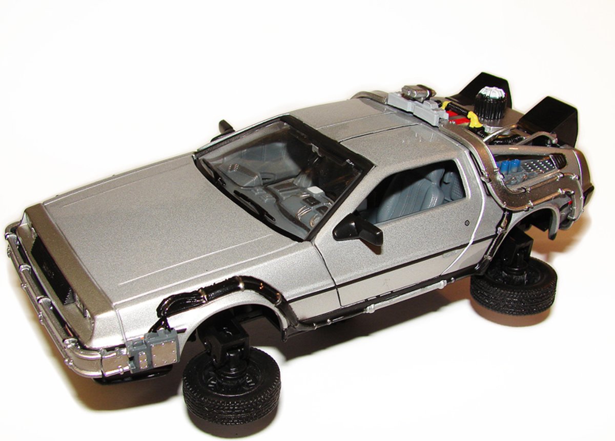 BACK TO THE FUTURE 2 - 1983 Delorean Flying Wheel Version 1:24 scale