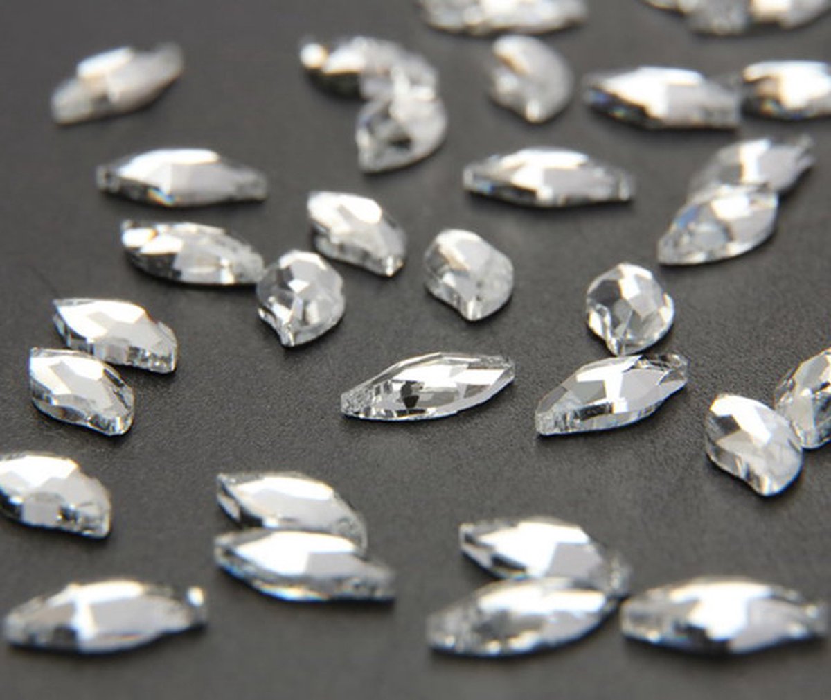 HOTFIX DIAMOND LEAF CRYSTAL, 4 mm x 8 mm, 288 stuks