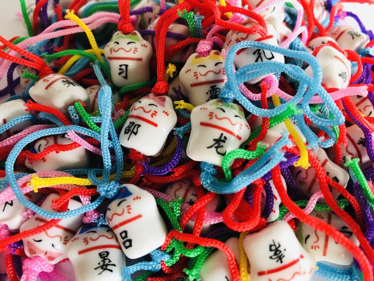 100 stuks gelukspoppetjes Lucky Cat maneki neko Porselein uitdeelcadeaus geluksbrenger