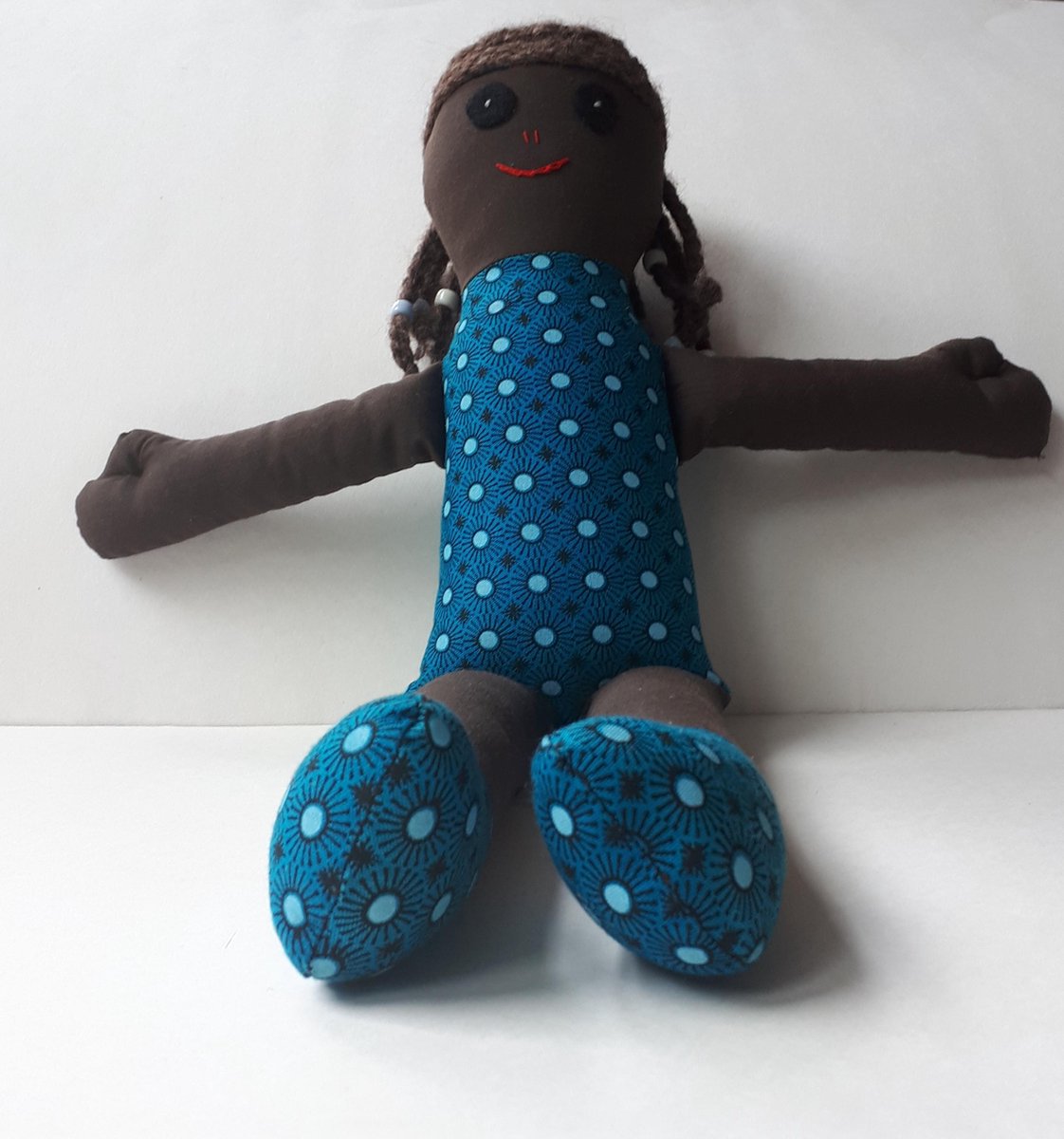 Zuko Doll - lappenpop - Dembe - donker -  handgemaakt - shweshwe stof - stoffen pop - Zuid Afrika