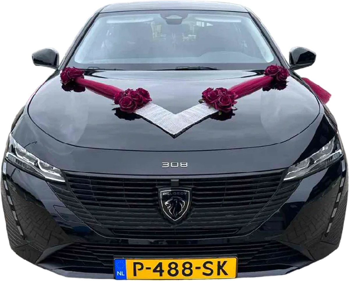 AUTODECO.NL - LORENZA Auto Versiering Bruiloft - Trouwauto Decoratie donker Rode Linten - Autodecoratie - donker Rode Rozen & Tule - Motorkap Versiering - Autobloemstuk Bruiloft - Bloemen op de Auto - Bloemen op de Motorkap - Trouwerij - Huwelijk