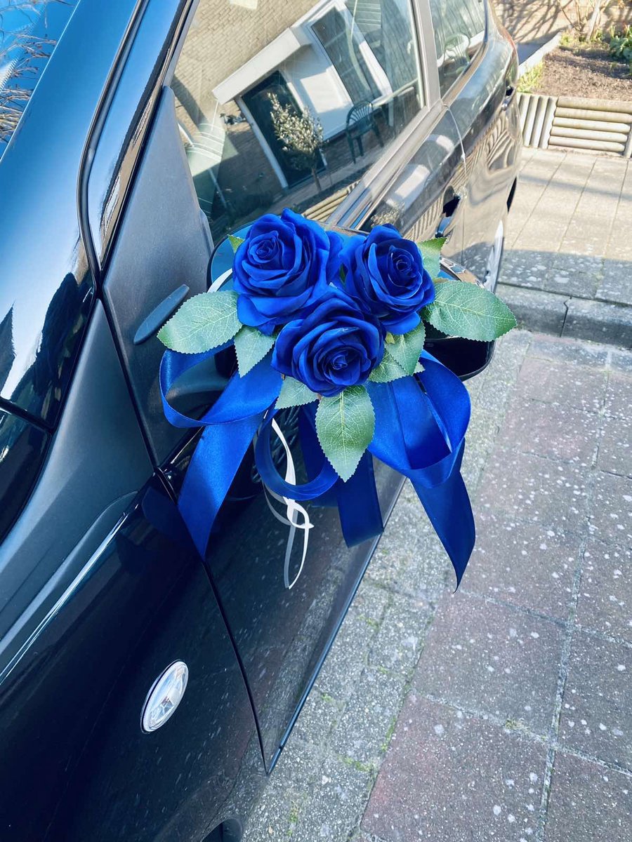 MIA ROYAL BLUE/ ROYAAL BLAUW Trouwauto Versiering Donker Blauwe Rozen met Linten - Bloemen op de Auto Bruiloft - Buitenspiegels Decoratie - Trouwerij/ Huwelijk/Bruiloft Decoratie/ Versiering Spiegel Auto/ Autoversiering voor Volgautos