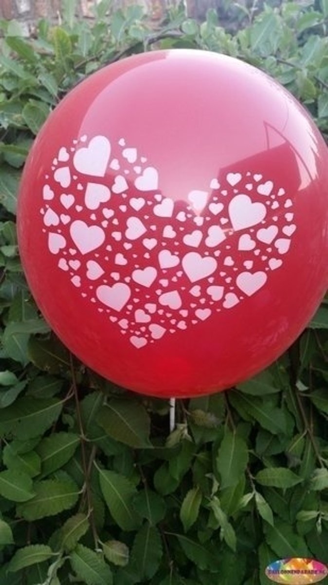 Rode ballon met witte hartjes in groot hart 30 cm hoge kwaliteit - XL-voordeelpak 100 stuks