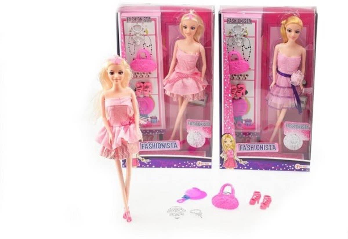 Tienerpop met juweeltjes en extra kleding valt onder modepop/barbie