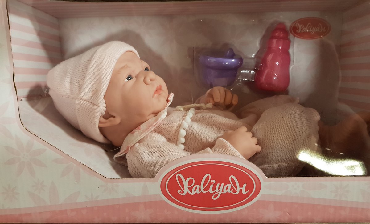 Liggende echt lijkende baby pop