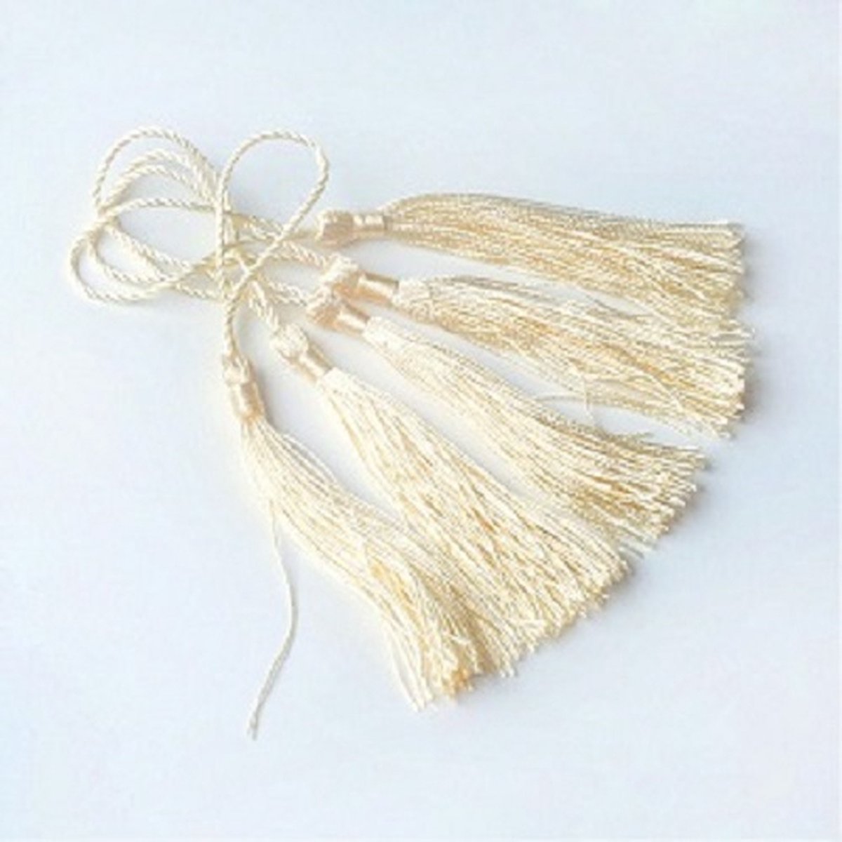 Tassels (kwastjes), 80x6mm (130mm met lus), light lemon, voor al uw creatieve ideeën. Verkocht per 50 stuks