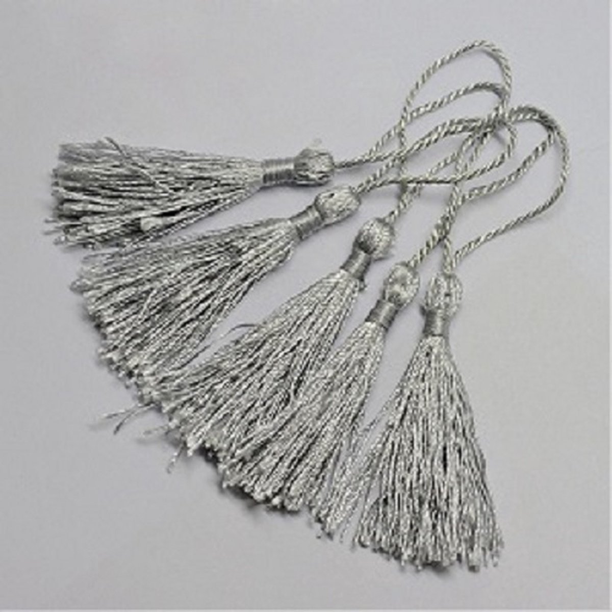 Tassels (kwastjes), 80x6mm (130mm met lus), zilvergrijs, voor al uw creatieve ideeën. Per 50 stuks