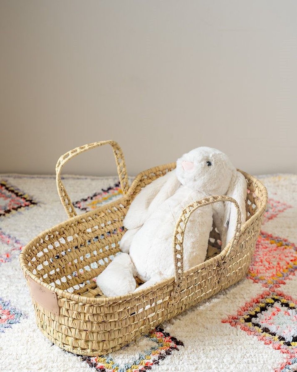 Poppenmand - poppen - wieg poppen - marrokaanse mand - rotan mand - trunk - storage - basket - onderhoud - opruimen - doll basket - palmleaves basket