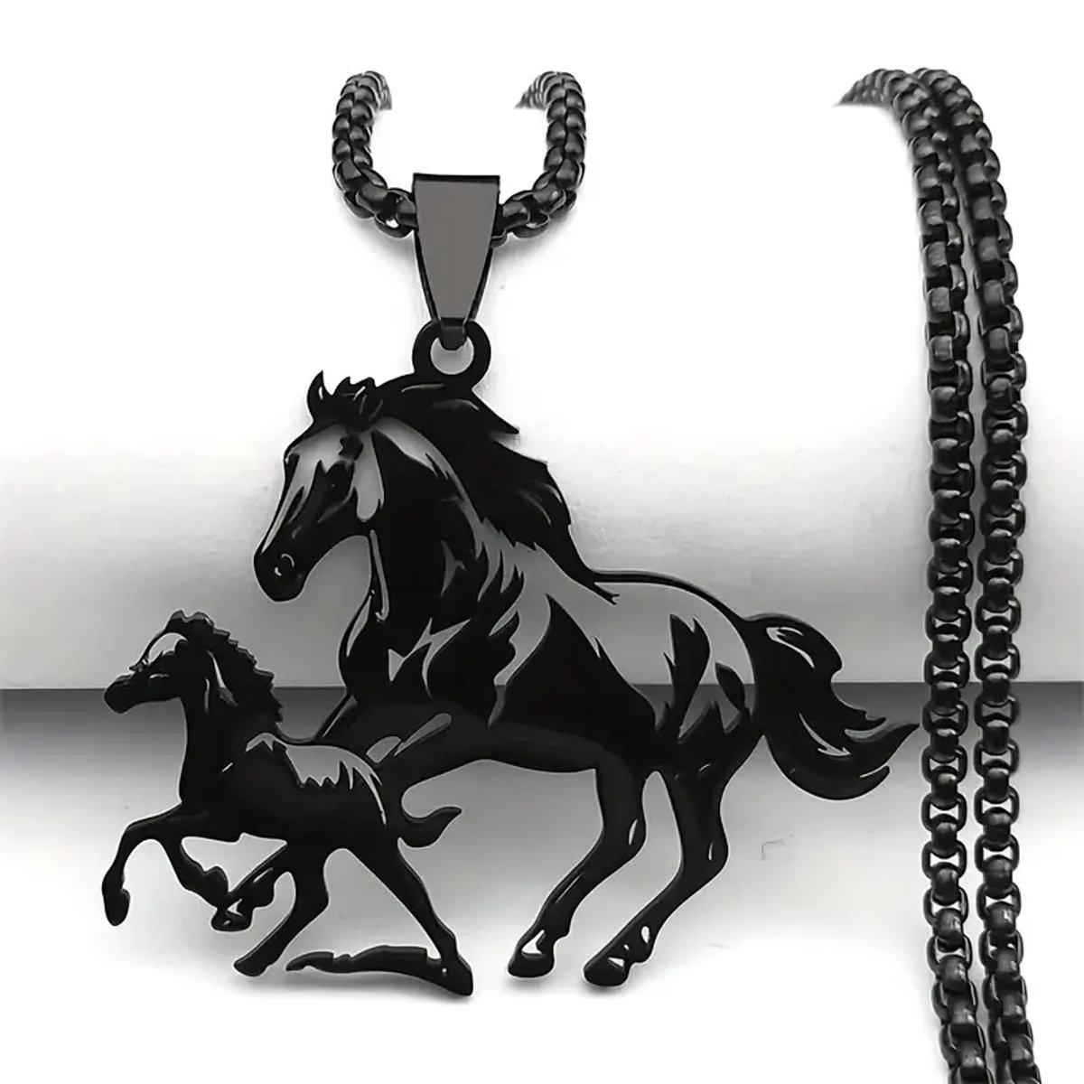 Ketting met paard -Zwartkleurige paarden bedel met 60 cm ketting - Hanger paarden met ketting - Afmeting hanger 43 x 35 mm