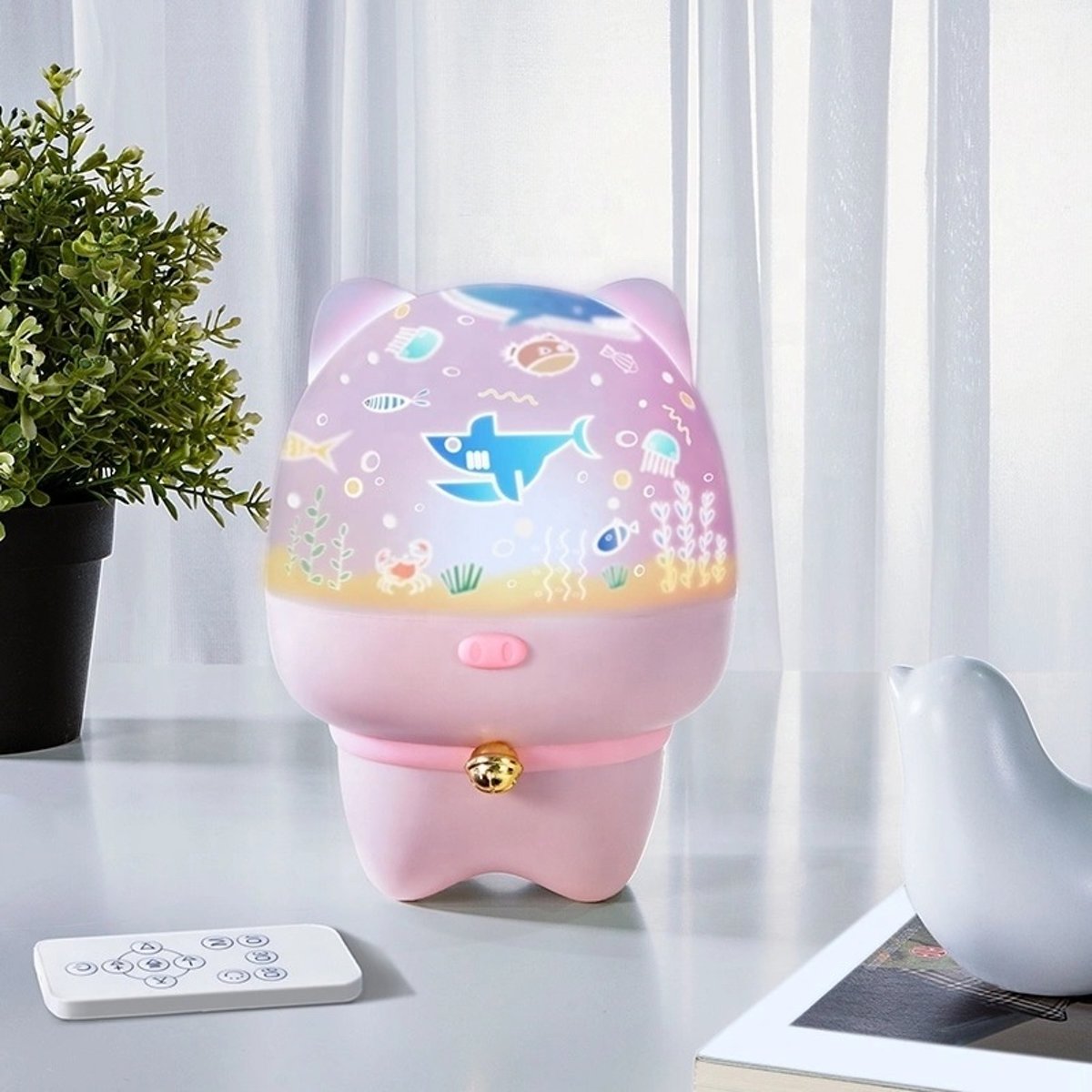 Vernieuwde Luxe Baby Projector - Sterrenhemel - Zeedieren - Baby Led Nachtlampje met Bluetooth Muziek - 360 graden roterend - Projector Lamp - Met Afstandsbediening - USB oplader en Batterij - Sterrenprojector - Slaaphulp - Kinder Lamp - Roze