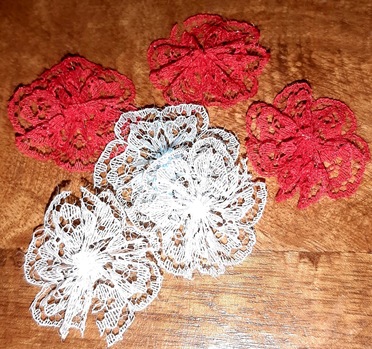 6 x kanten rozet - rozetjes opnaaibaar - kant - rood en wit - 3 cm - rozetje